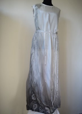 Dlouhé šaty z hedvábí s perlovým páskem 